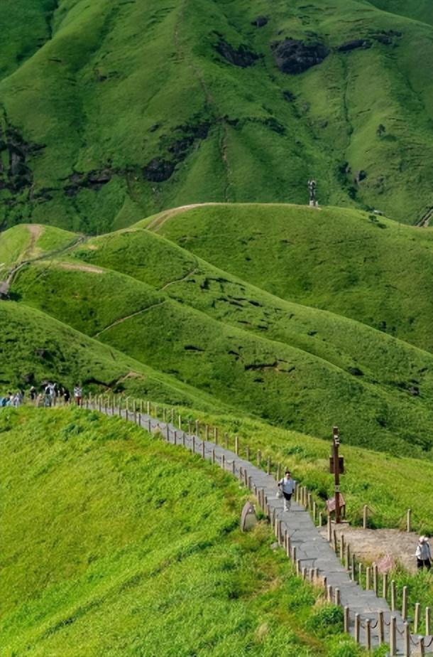 Wugongshan World Geopark: The blue sea surges from the sky and everything wakes up with spring