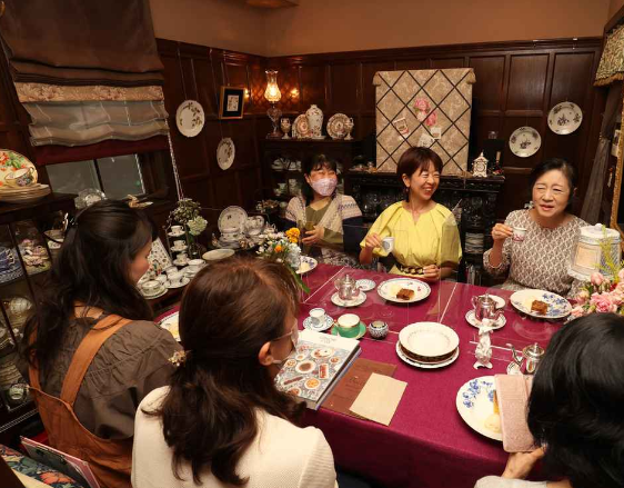 Enjoy a tea class with a British cultural twist – even Queen Elizabeth loves it