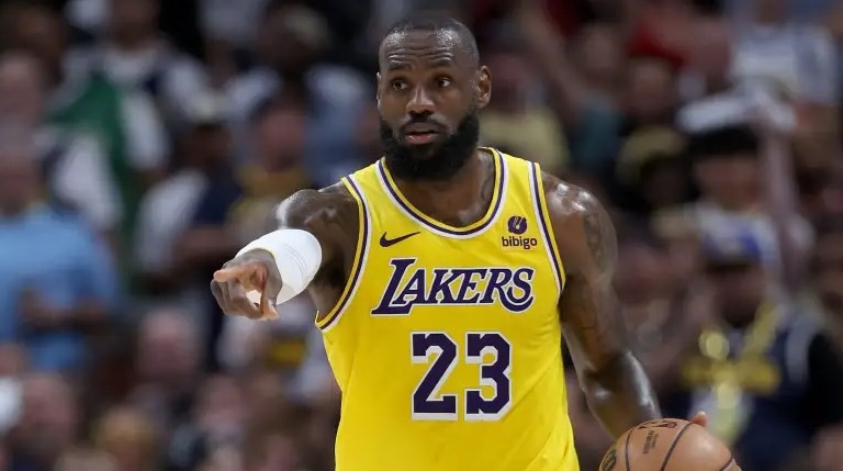 Paul Sends Bold Message on Rumor of LeBron James Ditching Lakers for West Rival