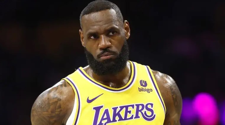 Paul Sends Bold Message on Rumor of LeBron James Ditching Lakers for West Rival