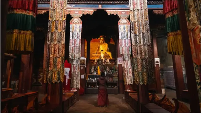 How can plateau Tibetans stand up to protect temples and local culture under climate change?