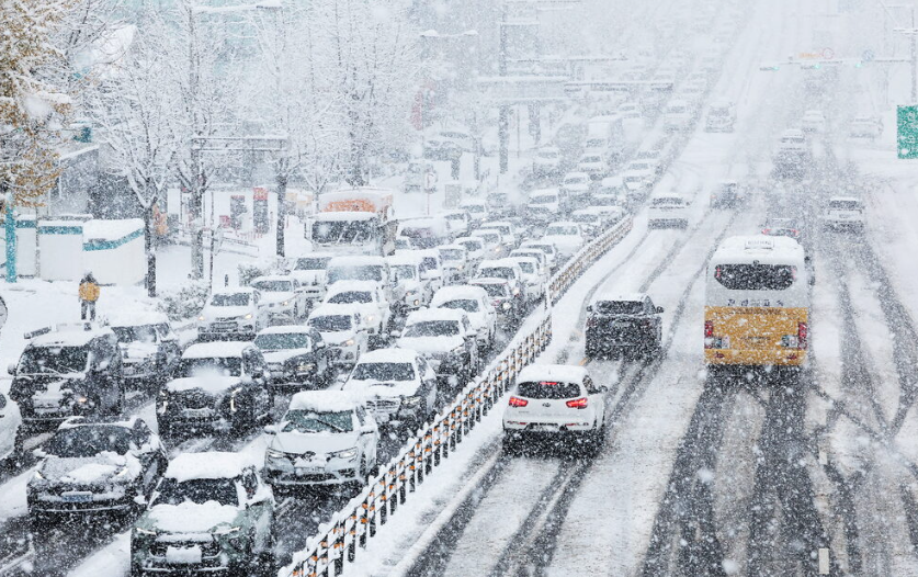 Blizzards hit South Korea’s airports for two days in a row. Flights were severely affected. The blizzard killed at least 5 people.